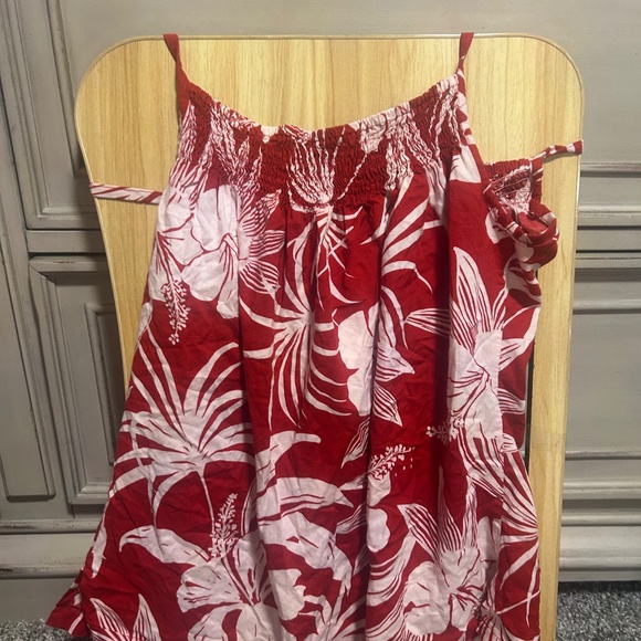 Red hibiscus flower top - Picture 2 of 2